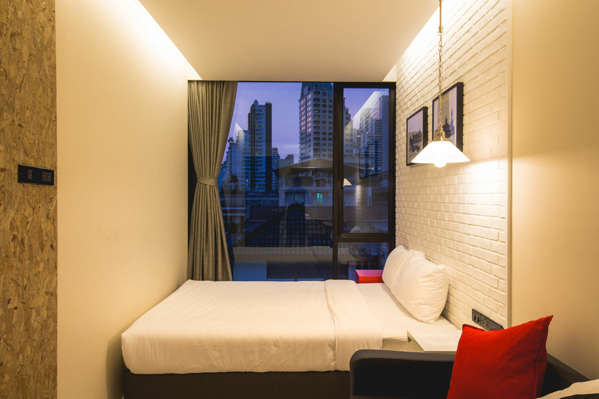 Sleep Box Sukhumvit 22 Hostel Bangkok Exterior photo